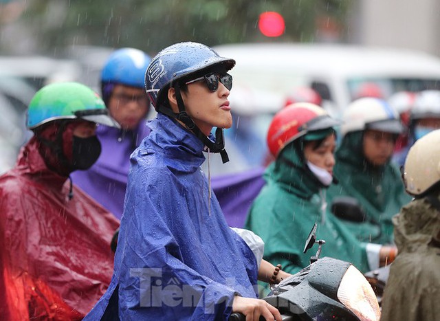 Ngày đầu tuần mưa lớn, nhiều tuyến phố Hà Nội ùn tắc dài - Ảnh 7.