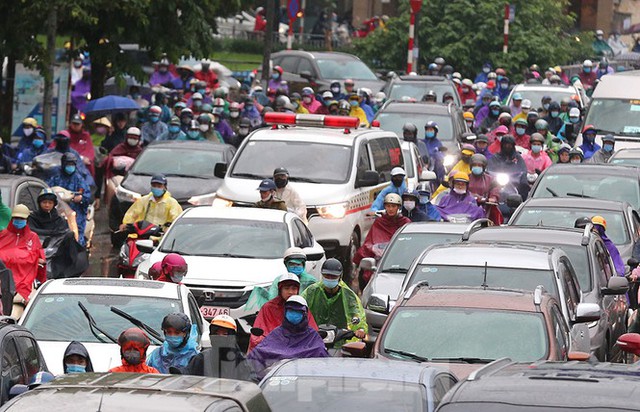 Ngày đầu tuần mưa lớn, nhiều tuyến phố Hà Nội ùn tắc dài - Ảnh 10.