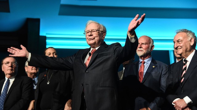 Warren Buffett tiết lộ tấm bằng có giá trị nhất cuộc đời ông không phải bằng đại học mà là khóa học trị giá 100 đô la này - Ảnh 1.