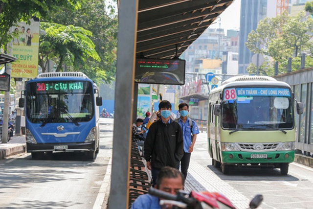 Xe buýt đang... lao dốc - Ảnh 1.