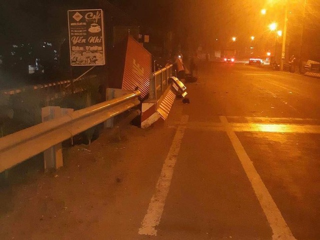  Xe container lao xuống cầu ở Long Thành, tài xế thoát chết - Ảnh 1.