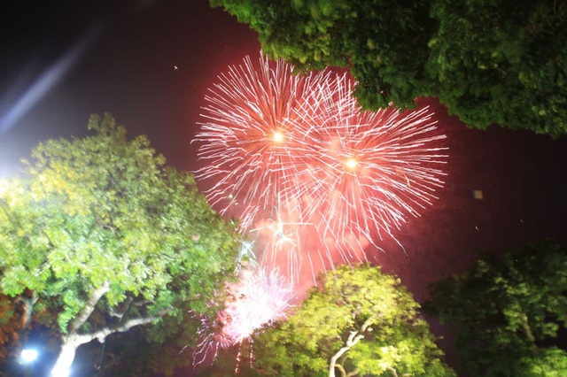 Ảnh: Những khoảnh khắc ấn tượng nhất khi pháo hoa thắp sáng bầu trời Hà Nội và TP.HCM chào đón năm mới 2021 - Ảnh 1.
