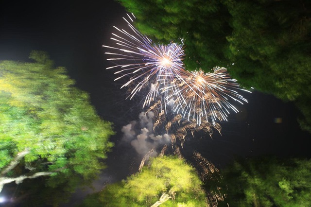 Ảnh: Những khoảnh khắc ấn tượng nhất khi pháo hoa thắp sáng bầu trời Hà Nội và TP.HCM chào đón năm mới 2021 - Ảnh 2.