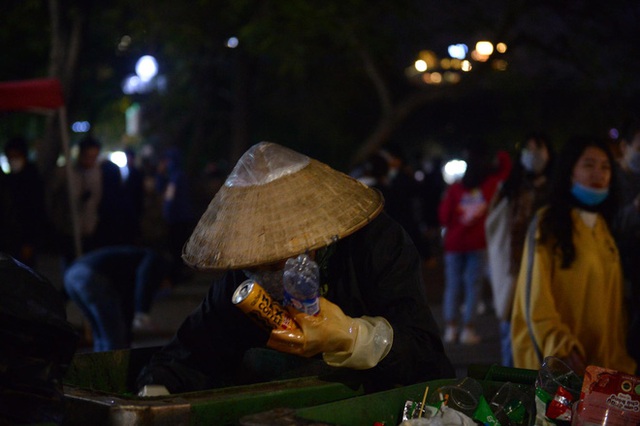  Theo chân nữ lao công trắng đêm quét dọn quanh hồ Hoàn Kiếm sau lễ chào đón năm mới 2021 - Ảnh 2.