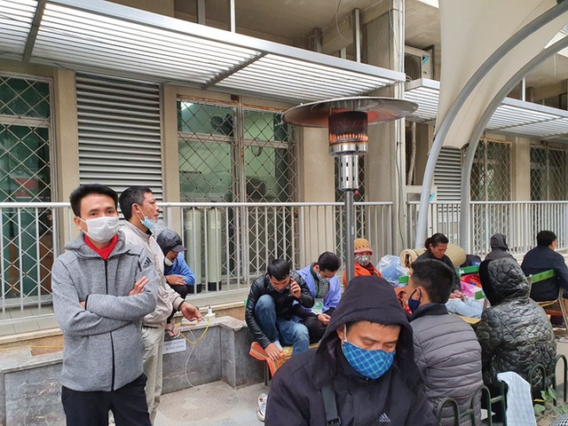 Bệnh viện Bạch Mai lắp cây sưởi cho người nhà bệnh nhân xua tan rét đậm rét hại của Hà Nội - Ảnh 1.