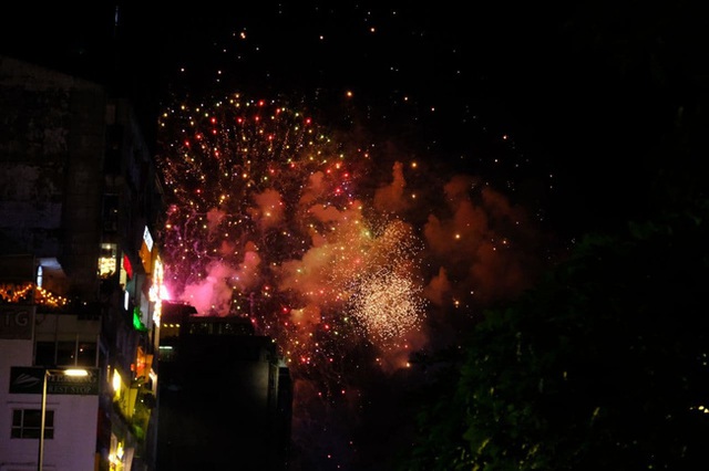 Ảnh: Những khoảnh khắc ấn tượng nhất khi pháo hoa thắp sáng bầu trời Hà Nội và TP.HCM chào đón năm mới 2021 - Ảnh 12.