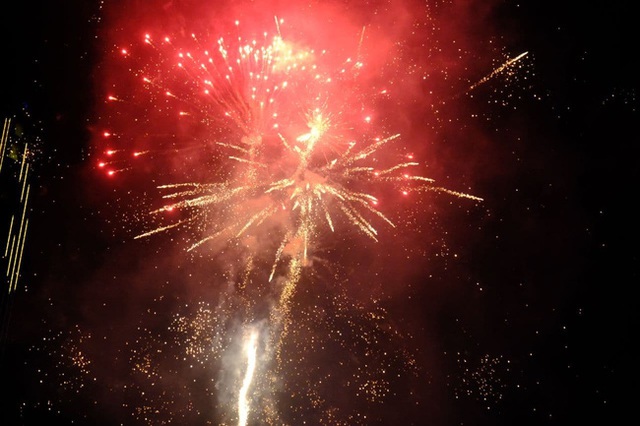 Ảnh: Những khoảnh khắc ấn tượng nhất khi pháo hoa thắp sáng bầu trời Hà Nội và TP.HCM chào đón năm mới 2021 - Ảnh 13.
