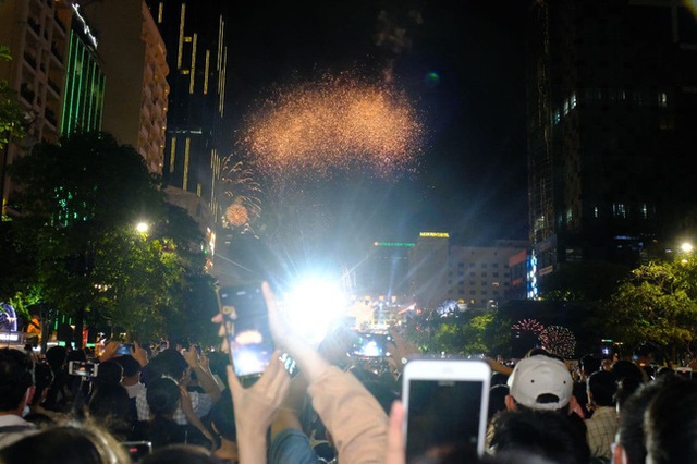 Ảnh: Những khoảnh khắc ấn tượng nhất khi pháo hoa thắp sáng bầu trời Hà Nội và TP.HCM chào đón năm mới 2021 - Ảnh 14.