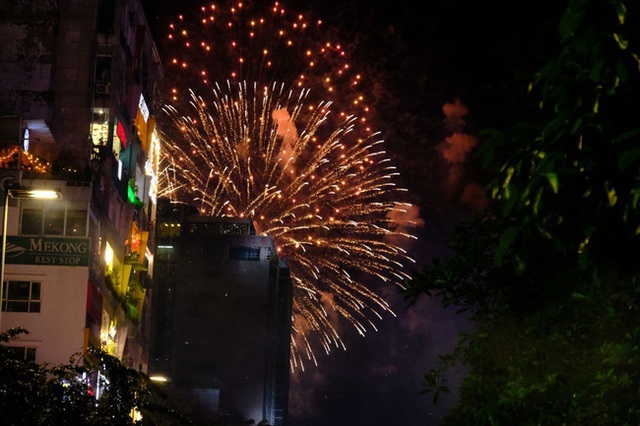 Ảnh: Những khoảnh khắc ấn tượng nhất khi pháo hoa thắp sáng bầu trời Hà Nội và TP.HCM chào đón năm mới 2021 - Ảnh 15.