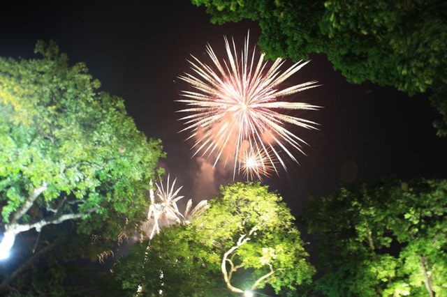 Ảnh: Những khoảnh khắc ấn tượng nhất khi pháo hoa thắp sáng bầu trời Hà Nội và TP.HCM chào đón năm mới 2021 - Ảnh 3.