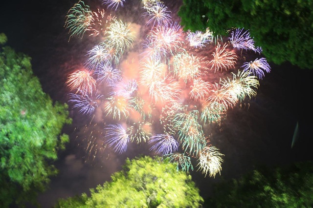 Ảnh: Những khoảnh khắc ấn tượng nhất khi pháo hoa thắp sáng bầu trời Hà Nội và TP.HCM chào đón năm mới 2021 - Ảnh 5.