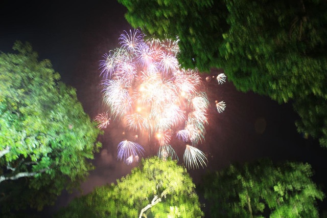 Ảnh: Những khoảnh khắc ấn tượng nhất khi pháo hoa thắp sáng bầu trời Hà Nội và TP.HCM chào đón năm mới 2021 - Ảnh 6.