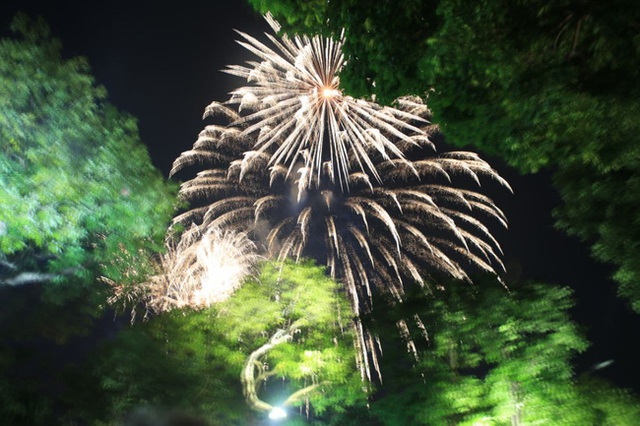 Ảnh: Những khoảnh khắc ấn tượng nhất khi pháo hoa thắp sáng bầu trời Hà Nội và TP.HCM chào đón năm mới 2021 - Ảnh 7.