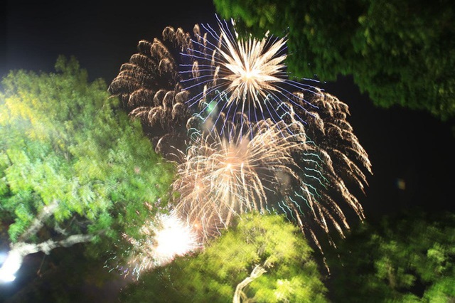 Ảnh: Những khoảnh khắc ấn tượng nhất khi pháo hoa thắp sáng bầu trời Hà Nội và TP.HCM chào đón năm mới 2021 - Ảnh 8.