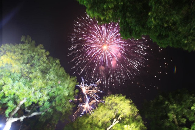Ảnh: Những khoảnh khắc ấn tượng nhất khi pháo hoa thắp sáng bầu trời Hà Nội và TP.HCM chào đón năm mới 2021 - Ảnh 9.