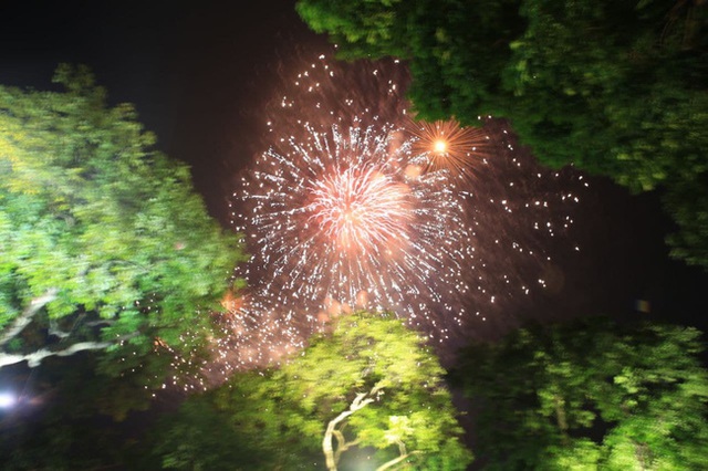 Ảnh: Những khoảnh khắc ấn tượng nhất khi pháo hoa thắp sáng bầu trời Hà Nội và TP.HCM chào đón năm mới 2021 - Ảnh 10.