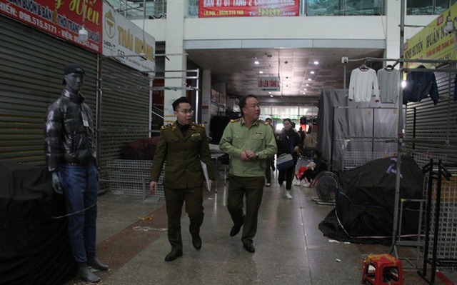 Lực lượng QLTT kiểm tra tại chợ Ninh Hiệp. (Ảnh: NLĐ)