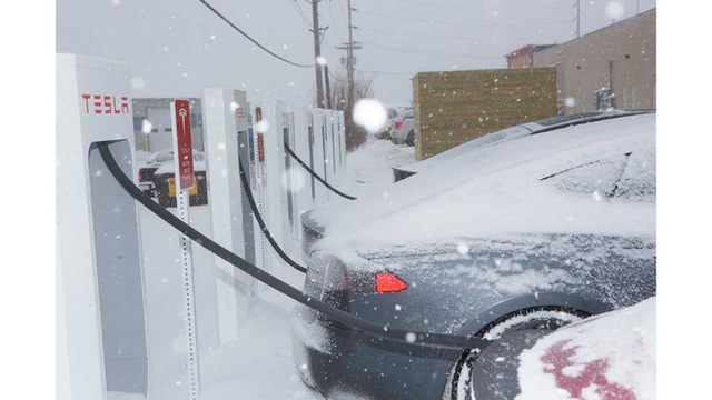 Nỗi khổ của xe điện trong mùa đông: Thời lượng pin là ẩn số, không dám bật máy sưởi hay điều hòa - Ảnh 2.