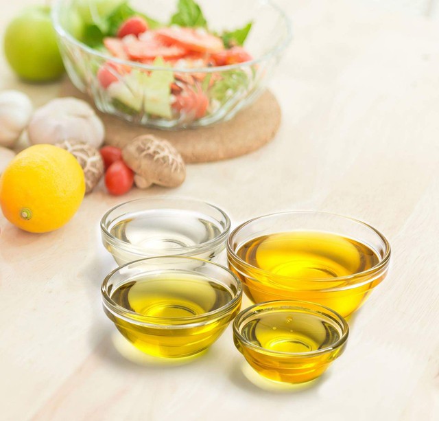 Tiết kiệm đến mấy cũng không dùng 2 loại dầu ăn này để nấu nướng cho gia đình: Nhiều bà nội trợ Việt mắc sai lầm khiến người thân đối mặt với nguy cơ bệnh tật - Ảnh 2. Tiết kiệm đến mấy cũng không dùng 2 loại dầu ăn này để nấu nướng cho gia đình: Nhiều bà nội trợ Việt mắc sai lầm khiến người thân đối mặt với nguy cơ bệnh tật - Ảnh 2.