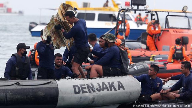 Tiếng nổ xé ngang bầu trời Indonesia: Tuổi thọ máy bay có phải thủ phạm chính trong tai nạn thảm khốc? - Ảnh 1.