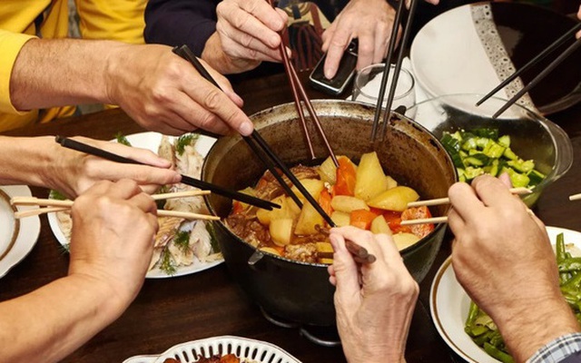 Loại vi khuẩn mà 70% người Việt đang nhiễm: Thuộc nhóm gây ung thư số 1, dễ lây lan cho nhau qua 4 thói quen tai hại khi ăn cơm