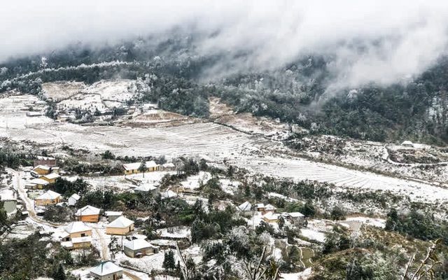 Ảnh: Đẹp ngỡ ngàng khung cảnh tuyết rơi phủ trắng đỉnh đồi Y Tý - Lào Cai, "mùa săn tuyết" chính thức bắt đầu!