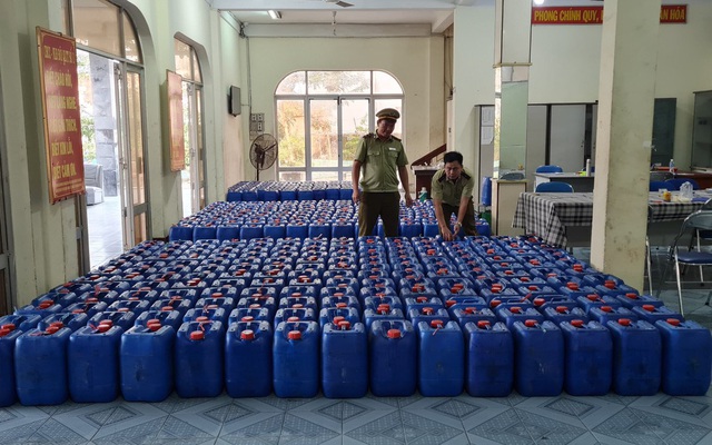 Hơn 8.000 lít rượu không rõ nguồn gốc, xuất xứ bị QLTT Phú Yên bắt giữ. Ảnh: Cục QLTT Phú Yên