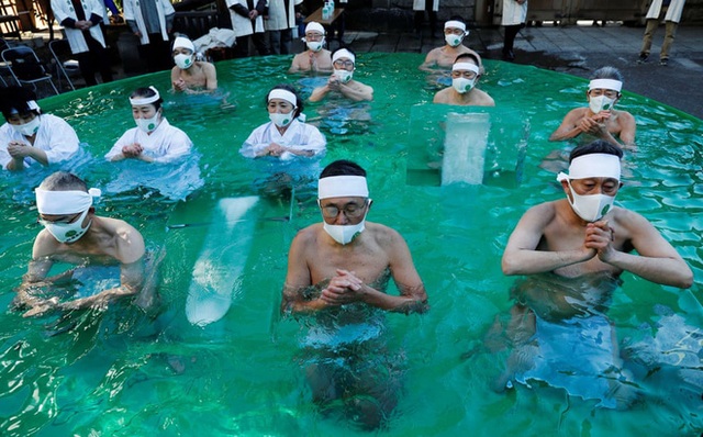  24h qua ảnh: Người Nhật Bản tắm rửa tội trong nước đá lạnh - Ảnh 2.