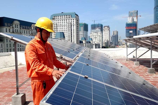 Đà Nẵng phấn đấu đến năm 2035 tổng công suất lắp đặt điện mặt trời mái nhà đạt 402,24 MW - Ảnh 1.
