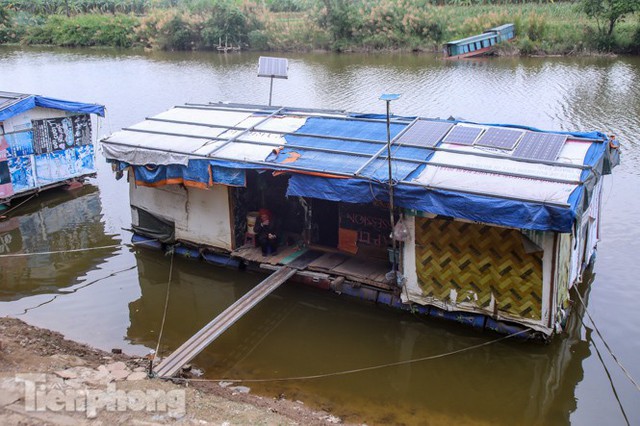 Cận cảnh khu xóm phao ven sông Hồng những ngày lạnh giá  - Ảnh 4.