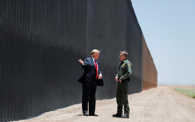 Tổng thống Mỹ Donald Trump (trái) đến thăm tường biên giới tại San Louis, bang Arizona vào tháng 6/2020. Ảnh: Reuters