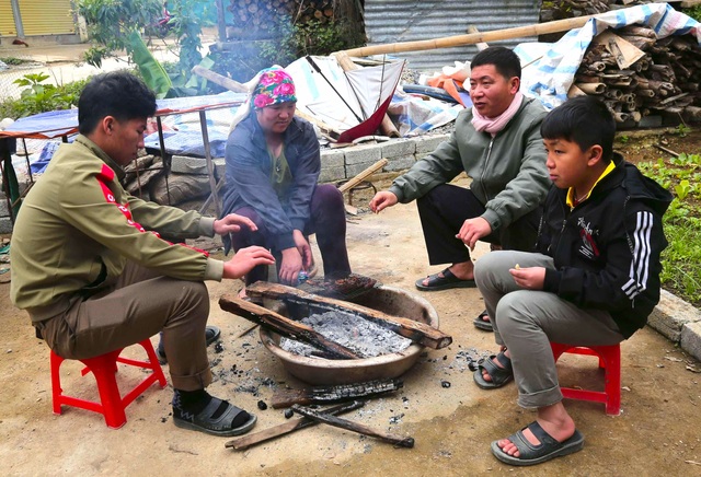 Rét cắt da cắt thịt, người dân vơ củi nhóm lửa sưởi ấm mưu sinh ở TP Vinh - Ảnh 2.