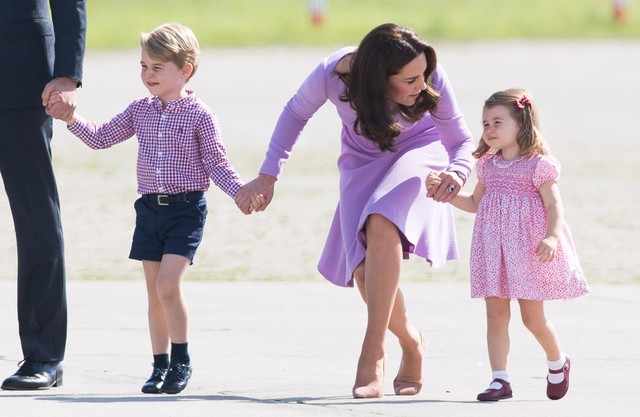 Được mệnh danh là bà mẹ quốc dân, đây là cách công nương Kate Middleton xoa dịu cơn giận dữ của con giữa chốn đông người: Rất cần cho trẻ ở lứa tuổi ương bướng  - Ảnh 3.