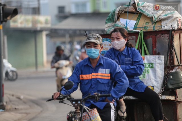 Ảnh: Nhiệt độ giảm còn 19 độ C, người Sài Gòn mặc áo ấm và quàng khăn nhưng vẫn co ro vì lạnh - Ảnh 12.