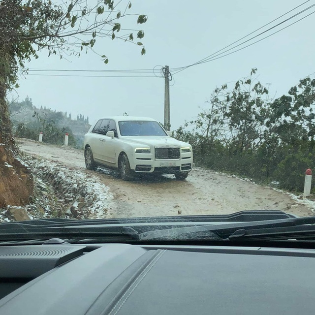 Đại gia mang Rolls-Royce Cullinan 40 tỷ vượt đường tuyết lên Lào Cai bất chấp nhiều xe từng gặp nạn do trơn trượt - Ảnh 3.