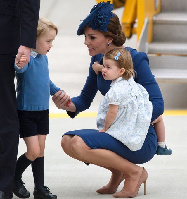 Được mệnh danh là bà mẹ quốc dân, đây là cách công nương Kate Middleton xoa dịu cơn giận dữ của con giữa chốn đông người: Rất cần cho trẻ ở lứa tuổi ương bướng  - Ảnh 2.