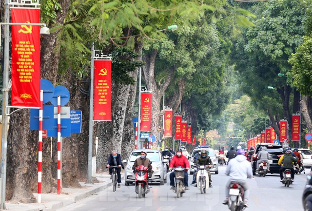 Hà Nội rực rỡ cờ, áp phích chào mừng Đại hội XIII của Đảng - Ảnh 4.