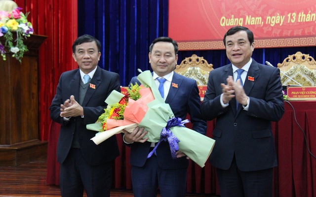 Chủ tịch HĐND tỉnh Phan Việt Cường tặng hoa chúc mừng ông Nguyễn Công Thanh (ở giữa) được bầu giữ chức danh Phó Chủ tịch HĐND tỉnh khóa IX. Ảnh Thùy Dung (quangnam.gov.vn)