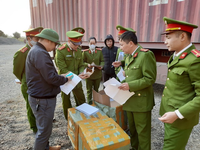  Cận cảnh vụ bắt giữ 14 xe container chở 300 tấn hàng lậu rồng rắn từ Trung Quốc về  - Ảnh 4.