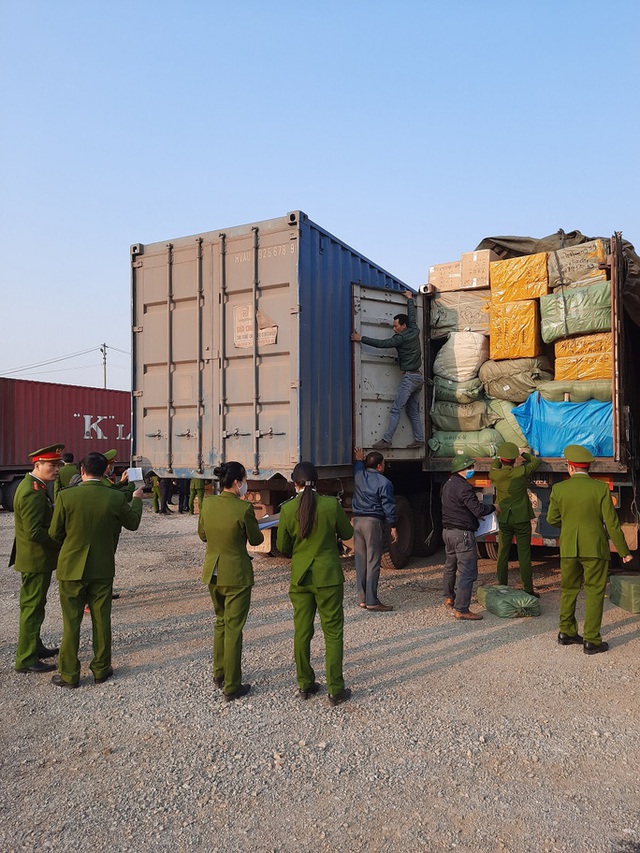  Cận cảnh vụ bắt giữ 14 xe container chở 300 tấn hàng lậu rồng rắn từ Trung Quốc về  - Ảnh 5.