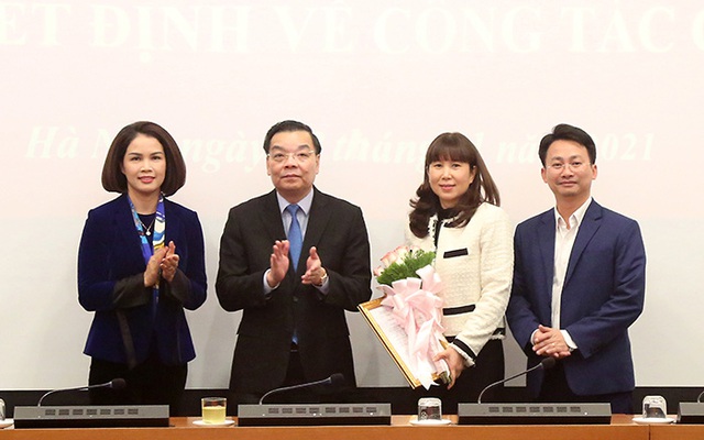 Chủ tịch UBND TP Chu Ngọc Anh và các đồng chí lãnh đạo Sở Du lịch chúc mừng Bà Đặng Hương Giang. Ảnh ( hanoi.gov.vn)
