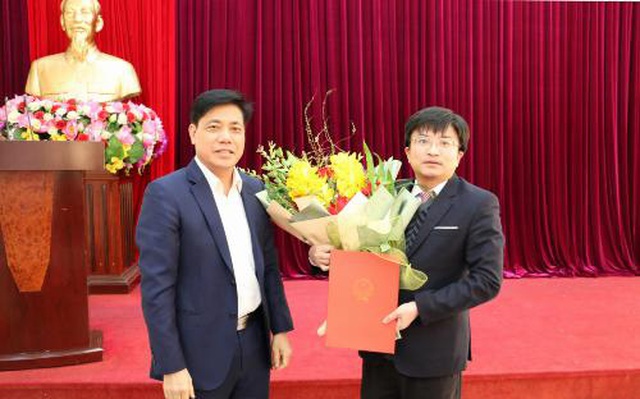 Thứ trưởng Nguyễn Ngọc Đông trao Quyết định và tặng hoa cho ông Lê Văn Dương. Ảnh (mt.gov.vn)