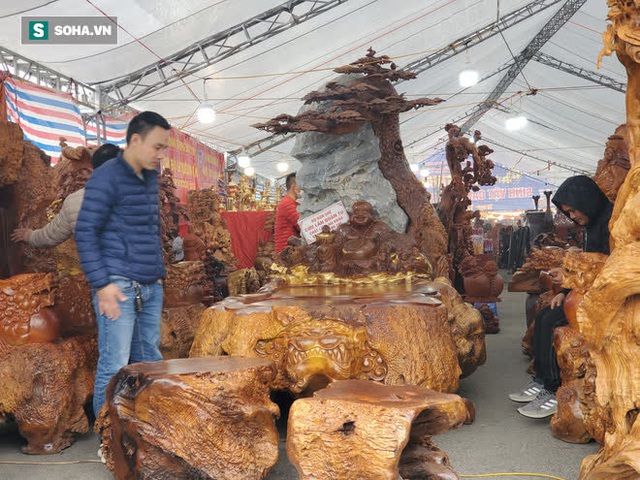 Ngắm bộ bàn ghế gỗ nu Cửu lân quần tụ nặng 4 tấn, dát vàng, giá 2,8 tỷ cho đại gia Việt - Ảnh 1.
