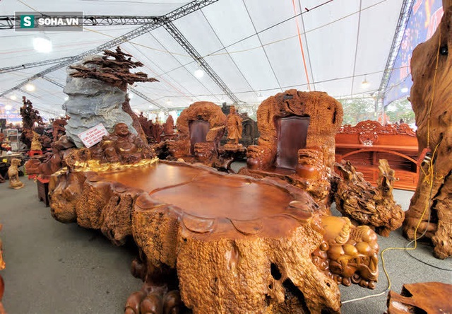 Ngắm bộ bàn ghế gỗ nu Cửu lân quần tụ nặng 4 tấn, dát vàng, giá 2,8 tỷ cho đại gia Việt - Ảnh 2.