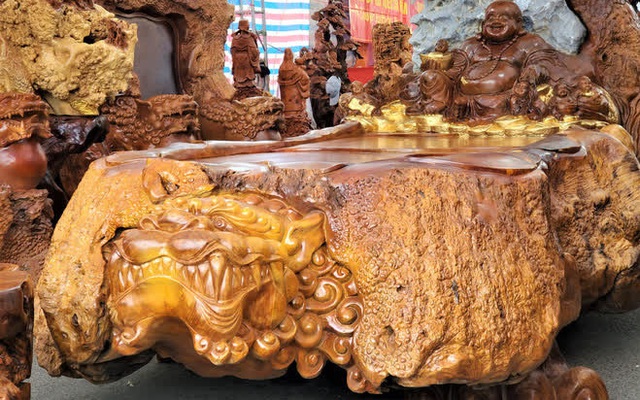 Ngắm bộ bàn ghế gỗ nu "Cửu lân quần tụ" nặng 4 tấn, dát vàng, giá 2,8 tỷ cho đại gia Việt
