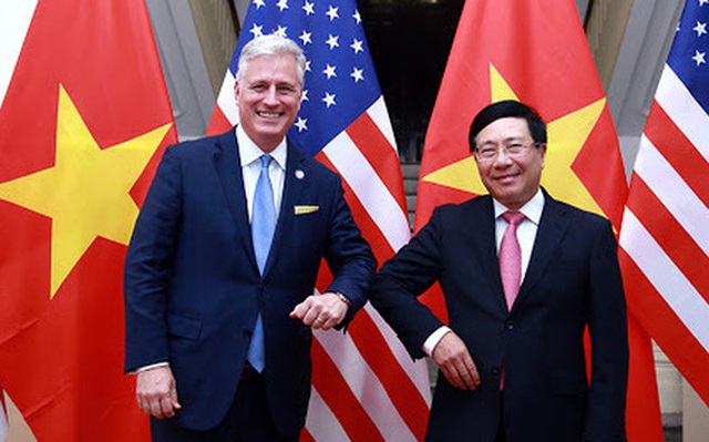 Phó Thủ tướng, Bộ trưởng Ngoại giao Phạm Bình Minh (phải) tiếp đón Cố vấn An ninh quốc gia Mỹ Robert O’Brien tại Hà Nội ngày 21/11/2020 - Ảnh: VGP