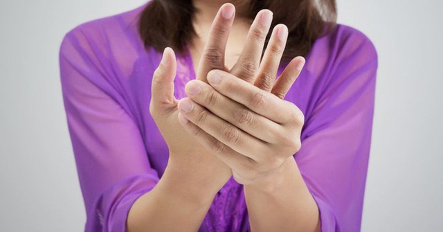 Tê tay chưa chắc là do mỏi, có thể là dấu hiệu của 4 bệnh này - Ảnh 1.
