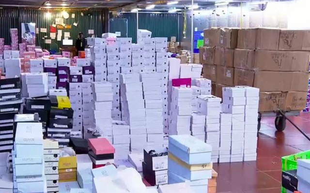 Kho hàng rộng hơn 10.000m2 hoạt động trên địa bàn TP. Lào Cai chứa hàng loạt sản phẩm hàng tiêu dùng (trong đó có trong đó, có một số doanh nghiệp bưu chính tham gia công đoạn vận chuyển) - ảnh: VTV.