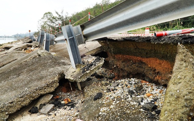 Đường Tây đầm Lập An tại Lăng Cô, TT-Huế, bị hư hỏng nghiêm trọng từ giữa tháng 11/2020 đến nay vẫn chưa được sửa chữa hay khắc phục, gia cố tạm thời.
