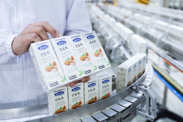 Tin vui đầu năm mới của ngành sữa: Vinamilk xuất lô hàng lớn đi Trung Quốc - Ảnh 2.